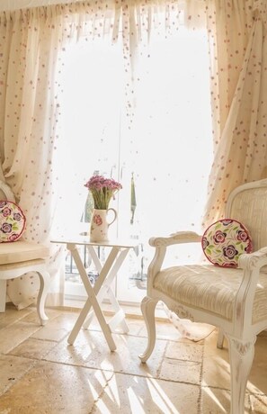 Standard-huone, 1 parisänky | Minibaari, tallelokero huoneessa, työpöytä, äänieristys