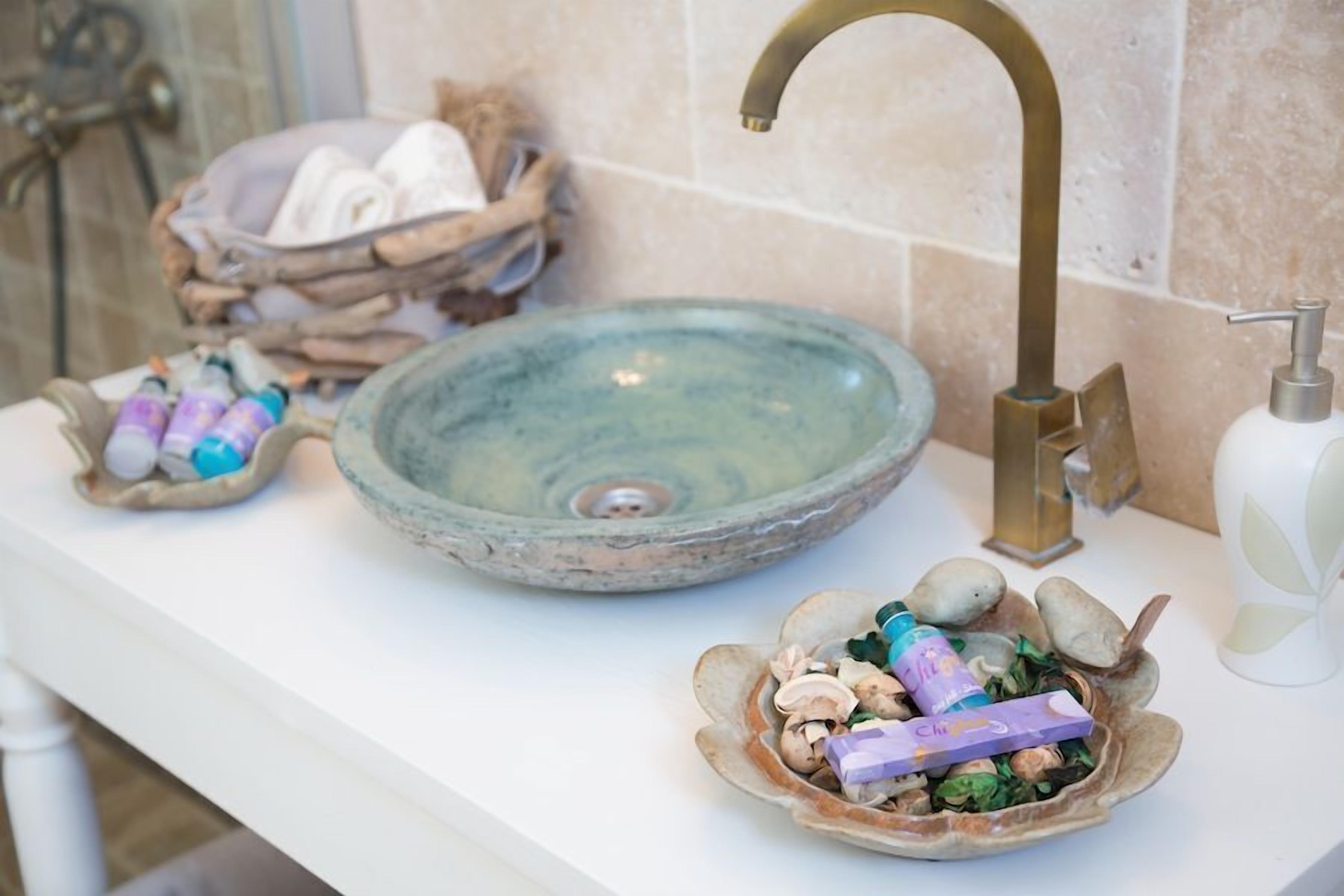 deluxe room, 1 double bed | bathroom sink