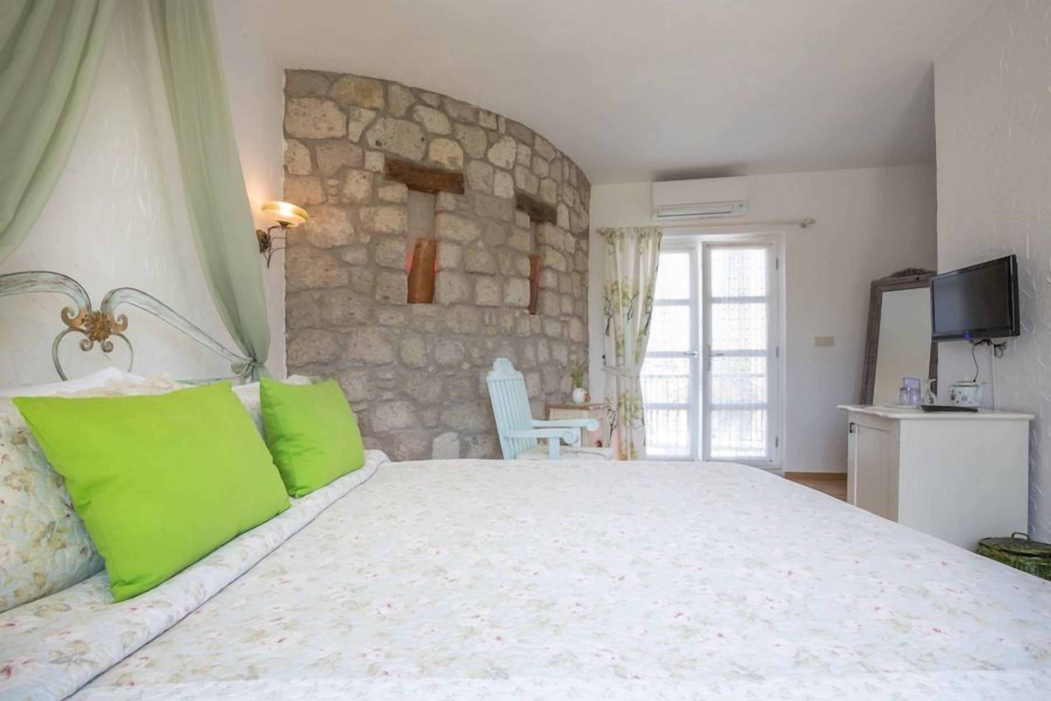 deluxe room, 1 double bed | 1 bedroom, minibar, in-room safe, desk