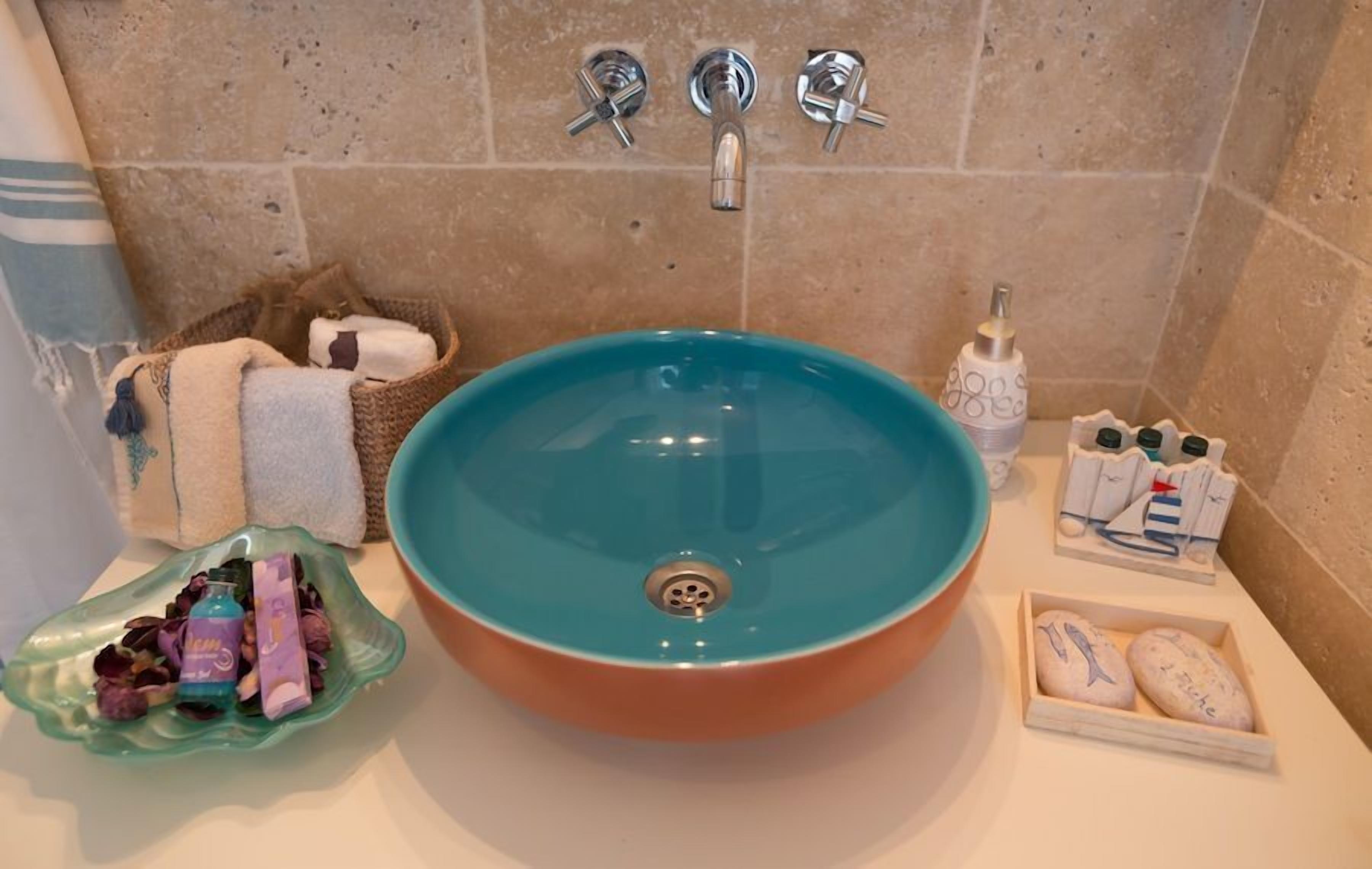 honeymoon room, 1 double bed | bathroom sink