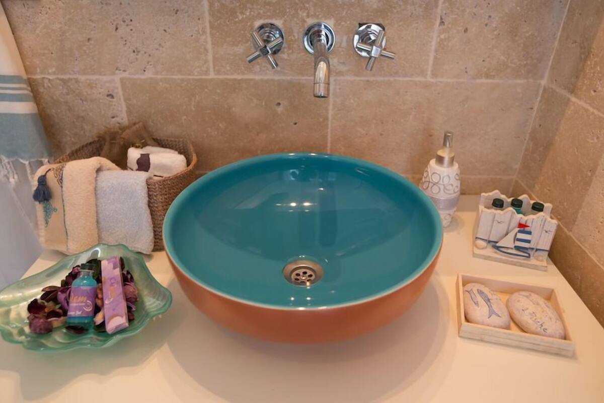 honeymoon room, 1 double bed | bathroom sink