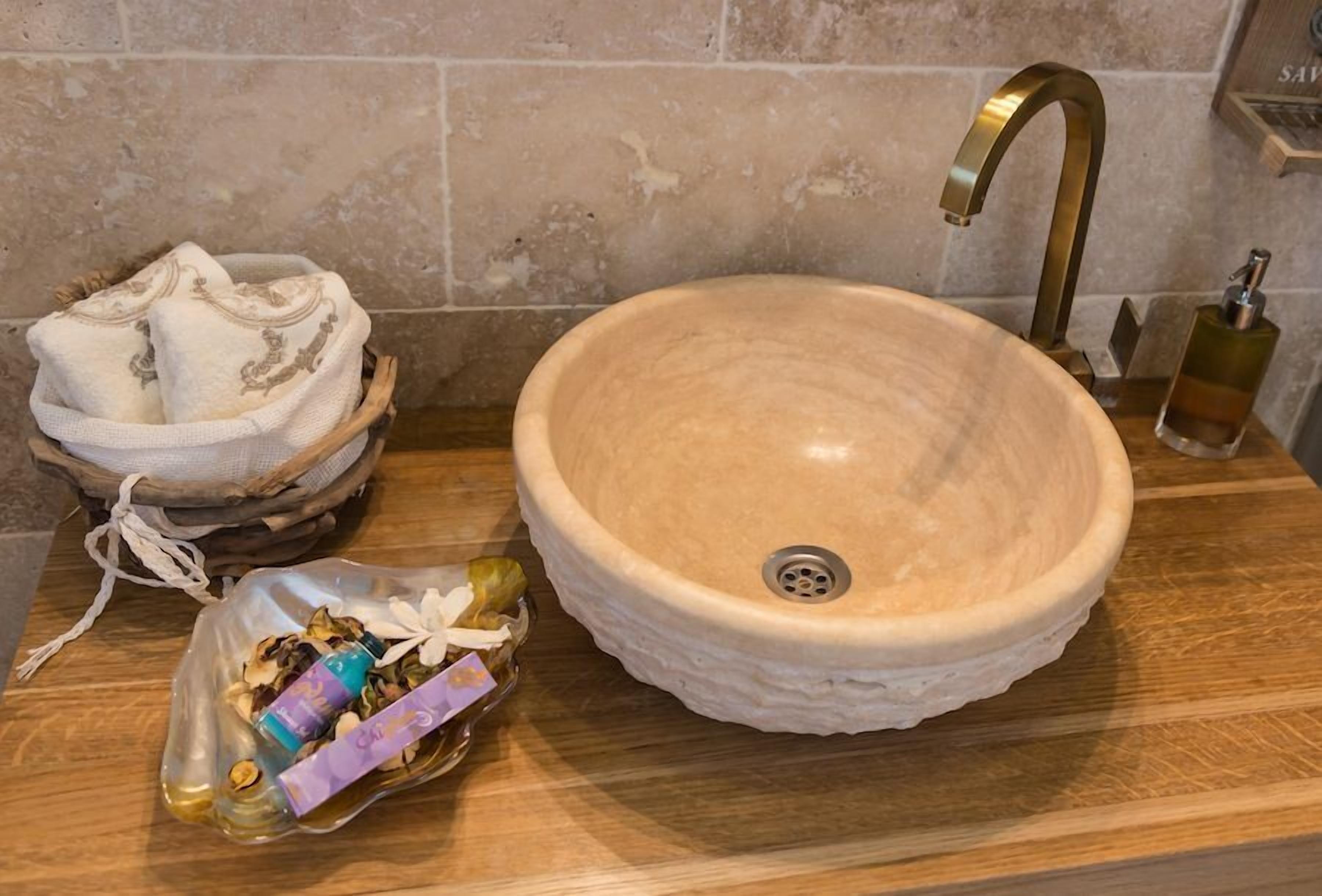 honeymoon room, 1 double bed | bathroom sink