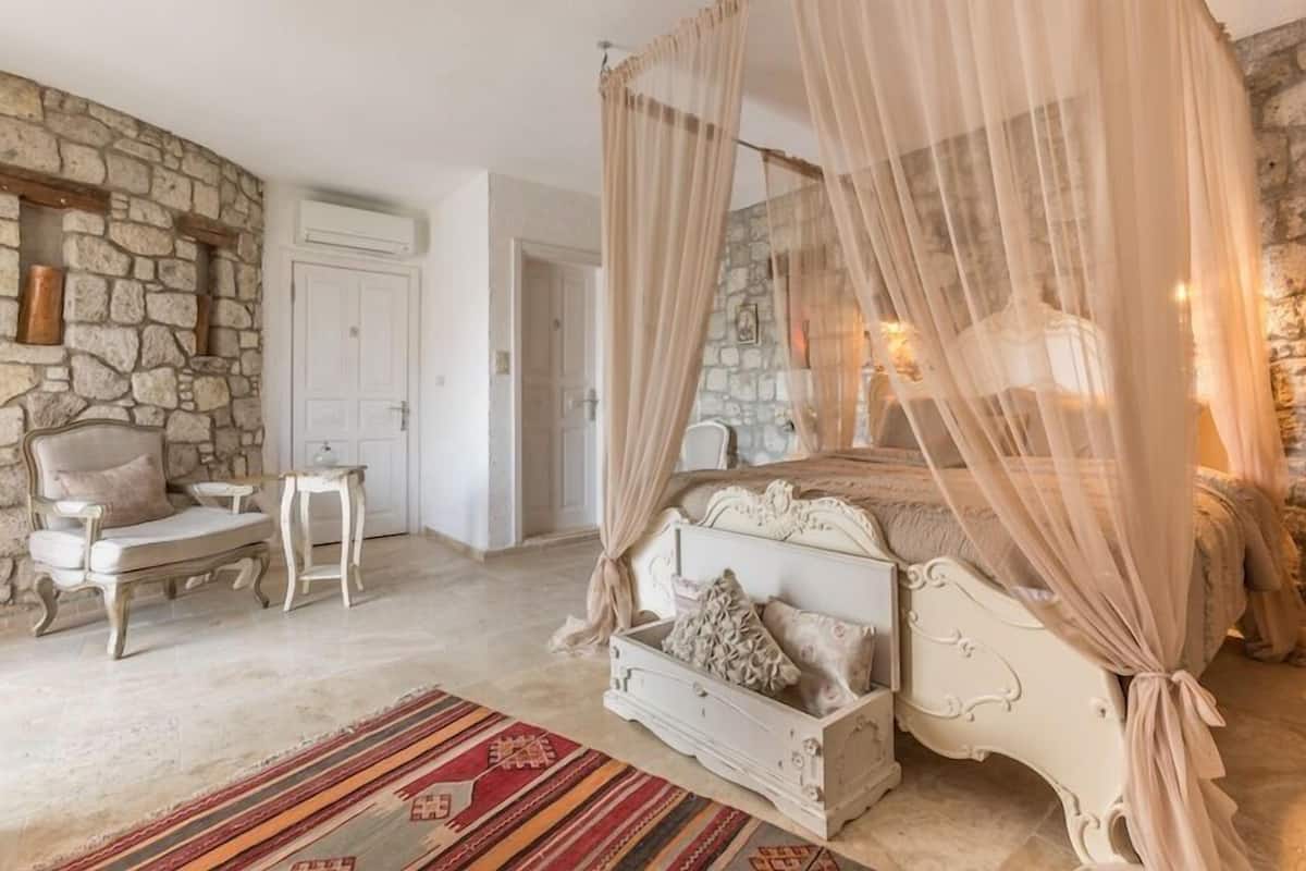 superior suite - jacuzzi room | 1 bedroom, minibar, in-room safe, desk