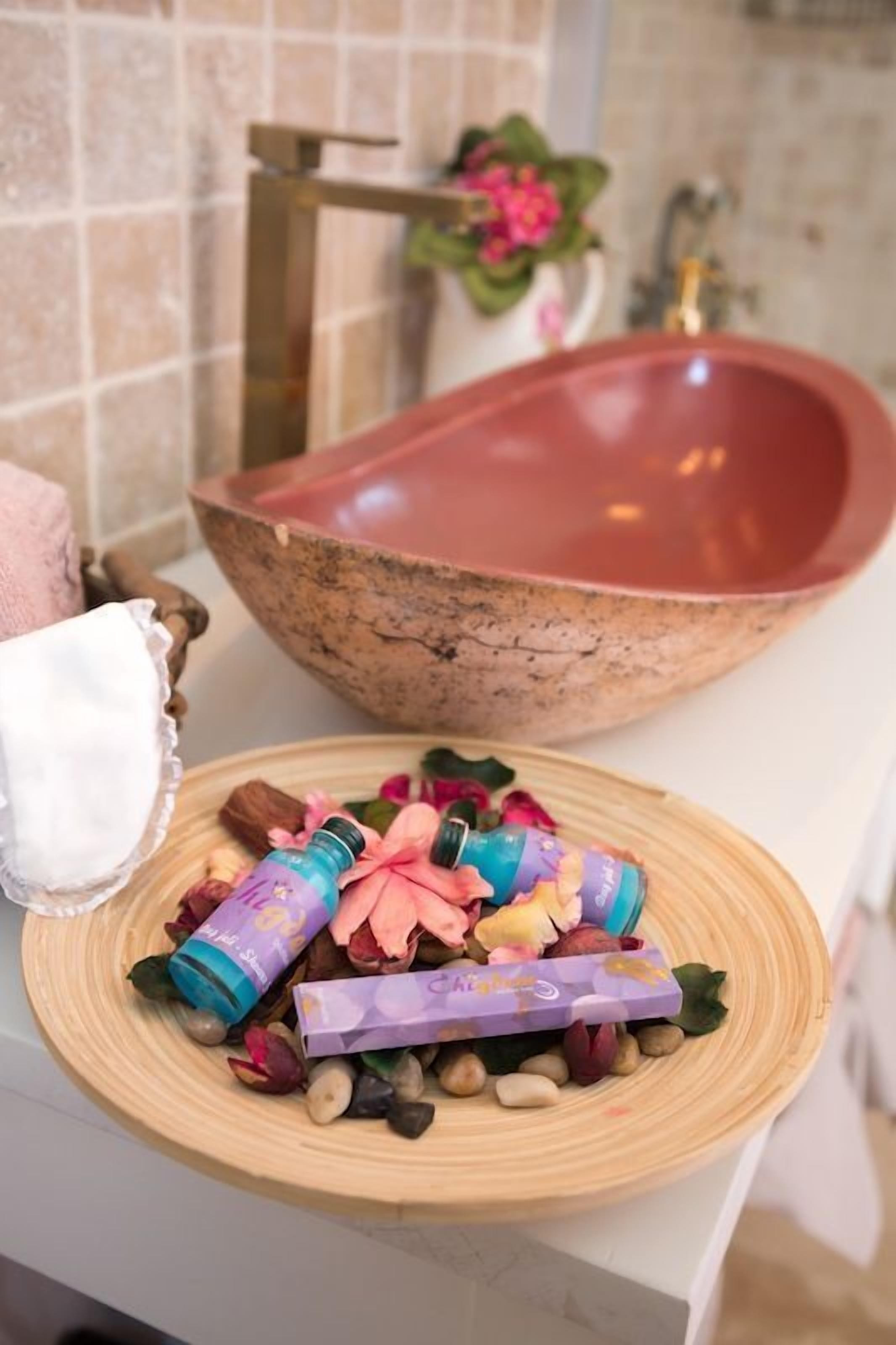 honeymoon room, 1 double bed | bathroom sink