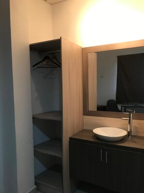 Shower, free toiletries, towels - Apart Hotel Atlantic (Guayaquil)