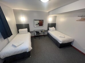 Zweibettzimmer, 2 Einzelbetten (Shared) | Bügeleisen/Bügelbrett, kostenloses WLAN, Bettwäsche