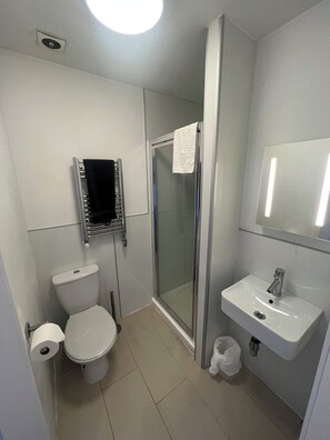 Double or Twin Room, Multiple Beds | Bathroom | Shower, free toiletries, hair dryer, towels - Lost Guest House - Aberdeen (Aberdeen)