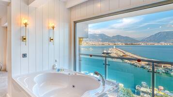Deluxe King Room with Jacuzzi Sea View | Badeværelse | Designertoiletartikler, hårtørrer, badekåber, hjemmesko
