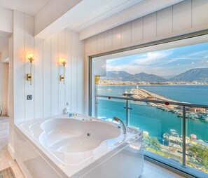 Deluxe kamer | Badkamer | Designer toiletartikelen, een haardroger, badjassen, pantoffels