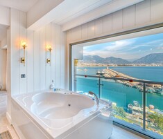 Deluxe King Room with Jacuzzi Sea View | Bathroom | Designer toiletries, hair dryer, bathrobes, slippers