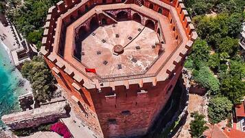 An octagonal fortress with a central courtyard, surrounded by a high wall and a moat.