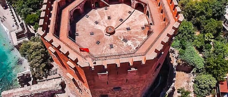 An octagonal fortress with a central courtyard, surrounded by a high wall and a moat.