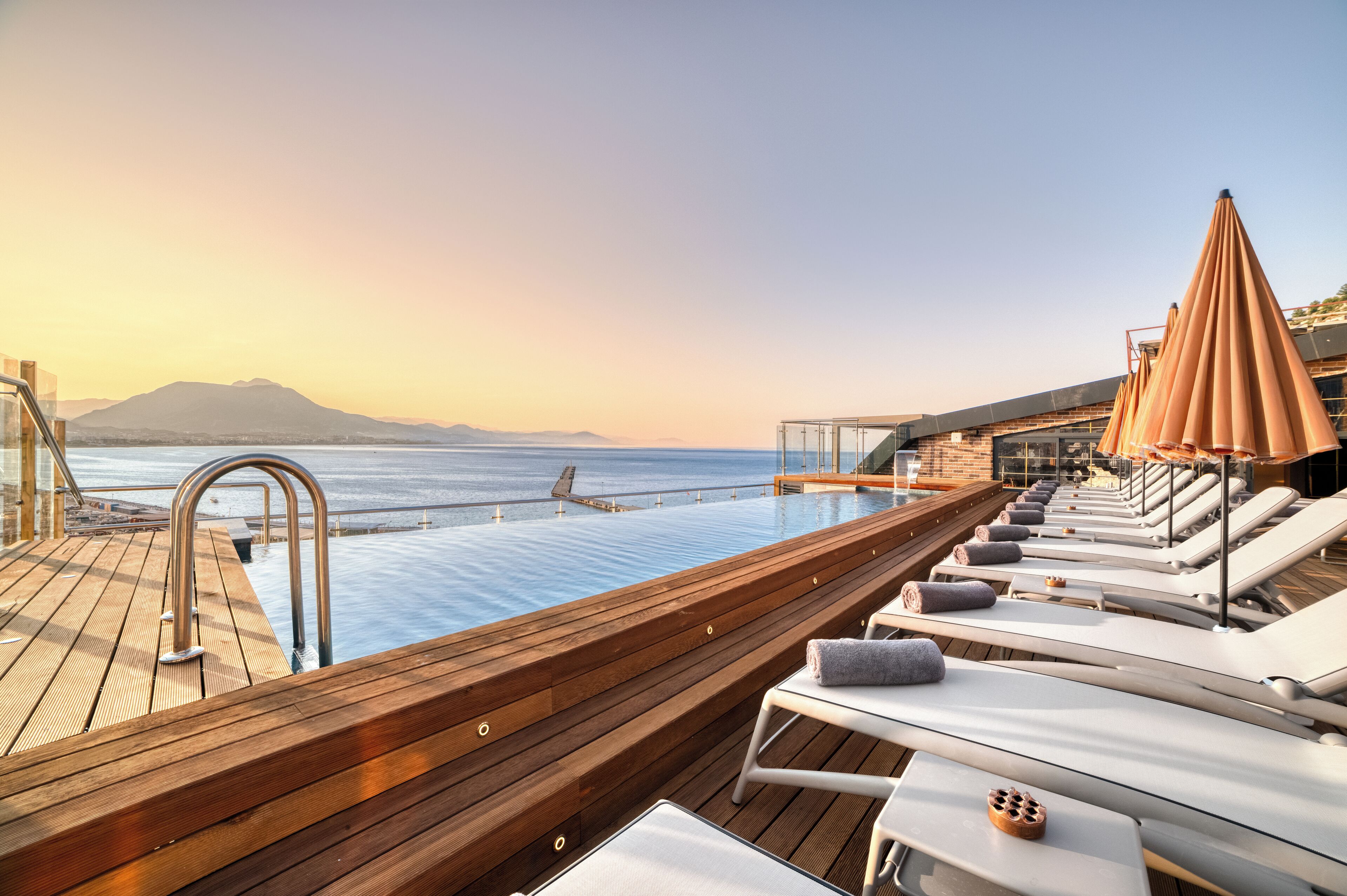 Piscine extérieure, parasols de plage, chaises longues