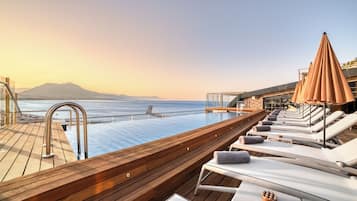 Piscine extérieure, parasols de plage, chaises longues