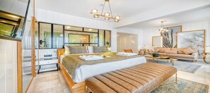 Deluxe King Room with Jacuzzi Sea View | Ylelliset vuodevaatteet, untuvapeitot, minibaari, tallelokero huoneessa