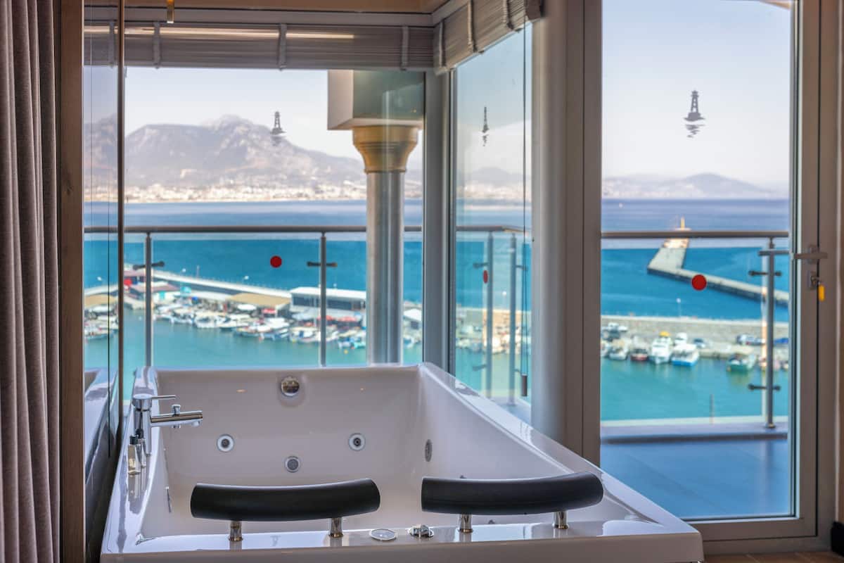 Junior Suite with Jacuzzi Sea View | 1 soveværelse, premium-sengetøj, dundyner, minibar