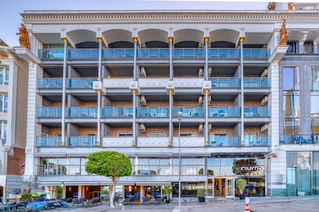 Fachada de la propiedad. Numa Port Hotel