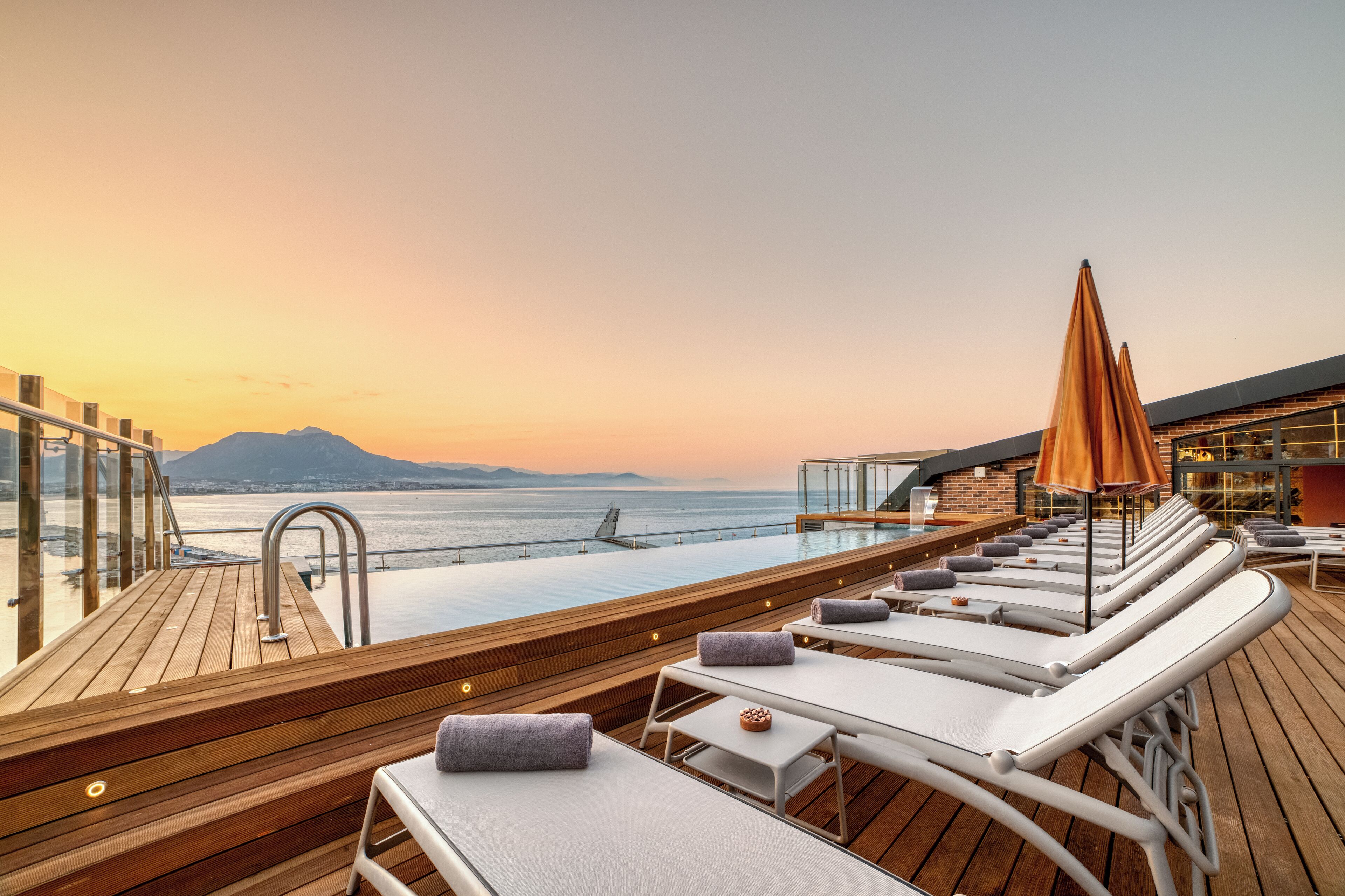 Piscine extérieure, parasols de plage, chaises longues