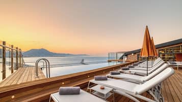 Piscina all'aperto, ombrelloni da piscina, lettini