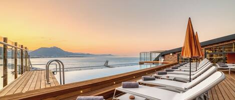 Piscina externa, funciona das 9h às 18h, guarda-sóis, espreguiçadeiras