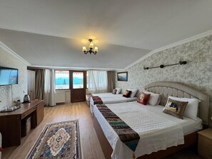 Quadruple Room with Sea View | Minibar, in-room safe, desk, blackout drapes - Ipekyolu Hotel (Istanbul)