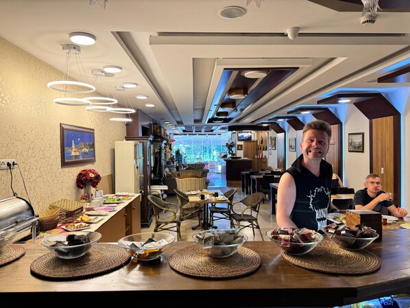 بوفيه فطور مجانًا يوميًا