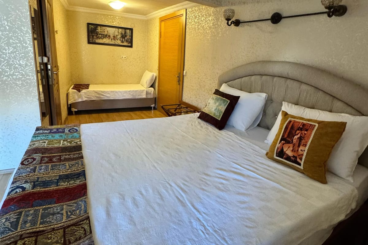 Double Room Standard | Minibar, in-room safe, desk, blackout drapes