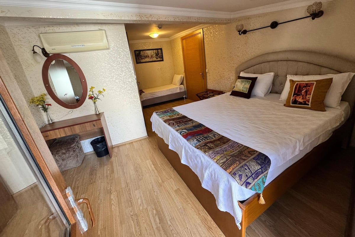Double Room Standard | Minibar, in-room safe, desk, blackout curtains