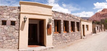 Un edificio de piedra con un cartel que dice "Piedra Hotel".