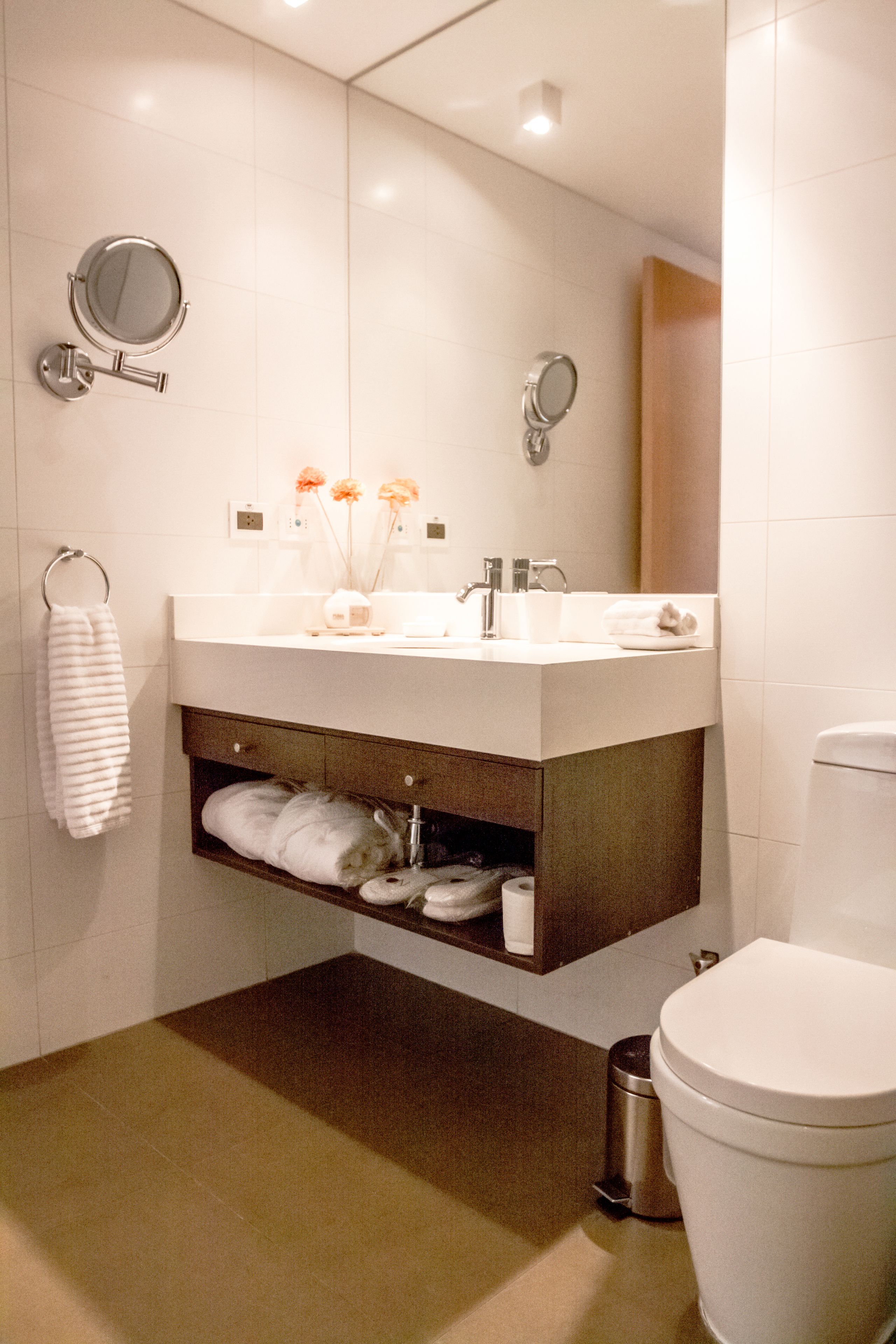 deluxe double room | bathroom | shower, rainfall showerhead, free toiletries, hair dryer