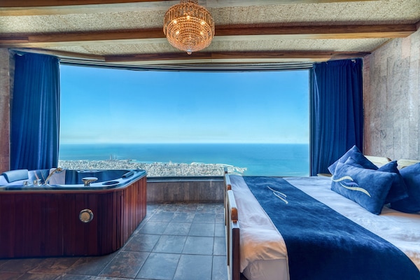 Royal Suite | Peralatan tempat tidur premium, tilam berlapik, bar mini