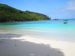 Plage à proximité, sable blanc, serviettes de plage