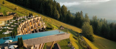 Piscine intérieure, 7 piscines extérieures, parasols, chaises longues
