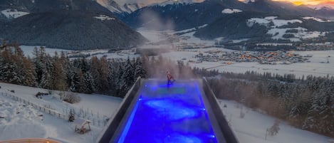 Indoor pool, 7 outdoor pools, pool umbrellas, sun loungers