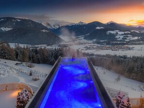 Indoor pool, 7 outdoor pools, pool umbrellas, pool loungers