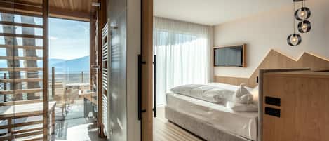 Separate bathtub and shower, free toiletries, hair dryer, bathrobes