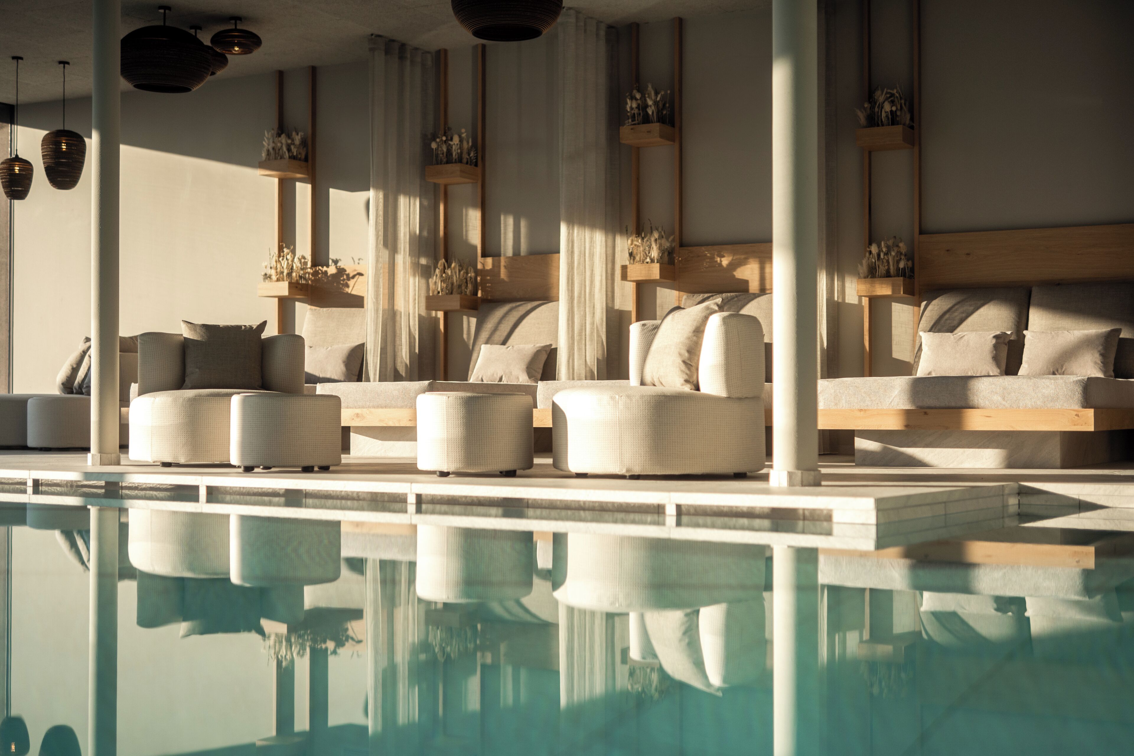 Piscina interna, 7 piscinas externas, guarda-sóis, espreguiçadeiras