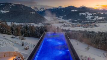 Innenpool, 7 Außenpools, Sonnenschirme, Liegestühle