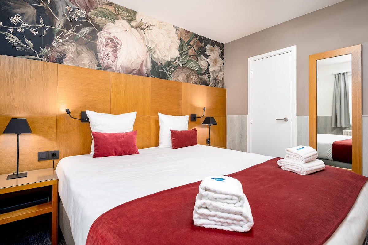 Premium bedding, in-room safe, desk, blackout drapes