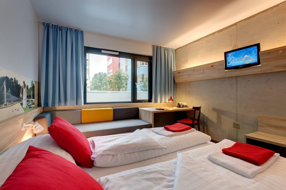 Triple Room | Desk, soundproofing, free cribs/infant beds, free WiFi