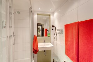 Shower, free toiletries, hair dryer, towels - Meininger Wien Downtown Franz (Vienna)