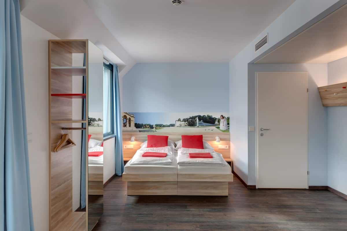 Desk, soundproofing, free cribs/infant beds, free WiFi