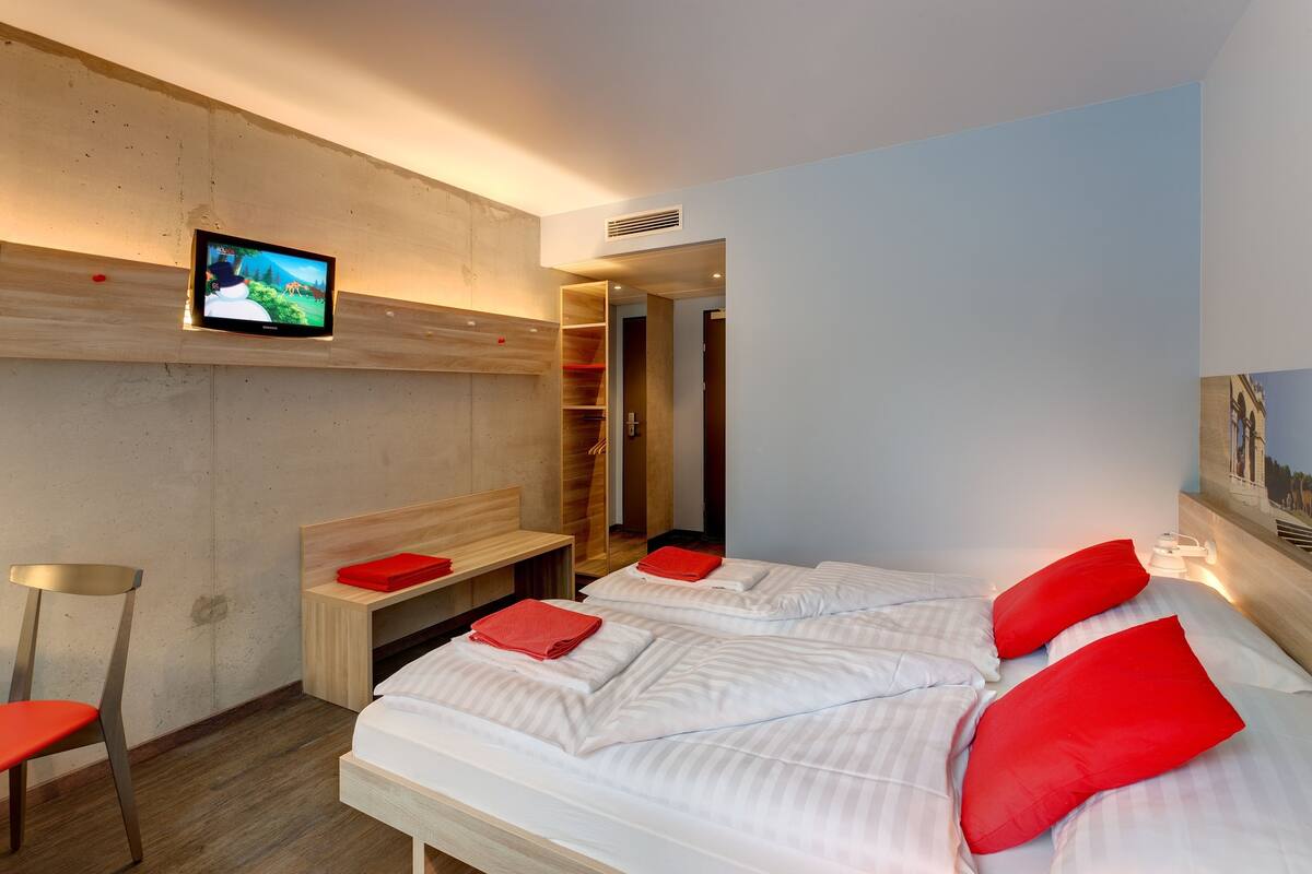 Double Room Single Use | Desk, soundproofing, cribs (free), WiFi (free)