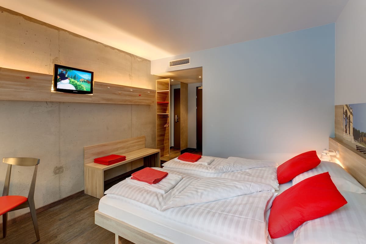 Double Room Single Use | Desk, soundproofing, free cribs/infant beds, free WiFi