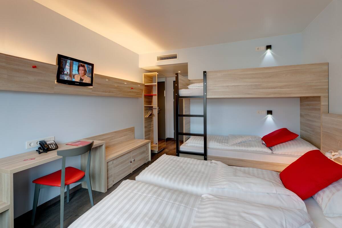 Quadruple Room | Desk, soundproofing, cribs (free), WiFi (free)