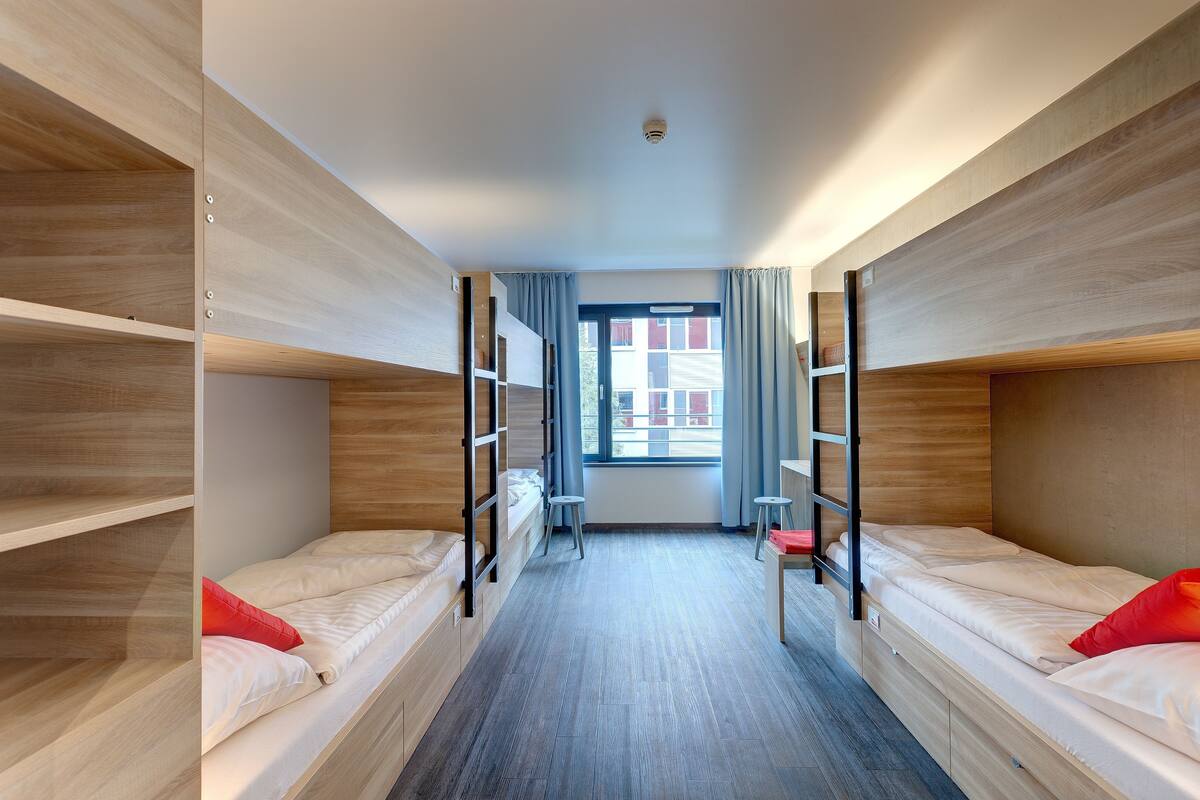 Desk, soundproofing, cribs (free), WiFi (free)