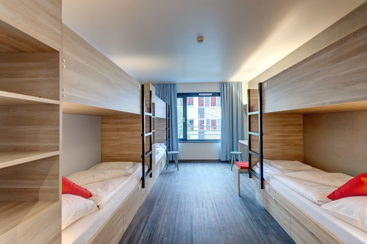 Desk, soundproofing, free cribs/infant beds, free WiFi