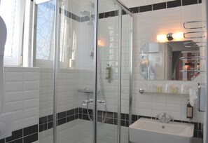 Triple Room | Bathroom | Rainfall showerhead, hair dryer, towels, soap - Hôtel Le Charleston (Le Mans)
