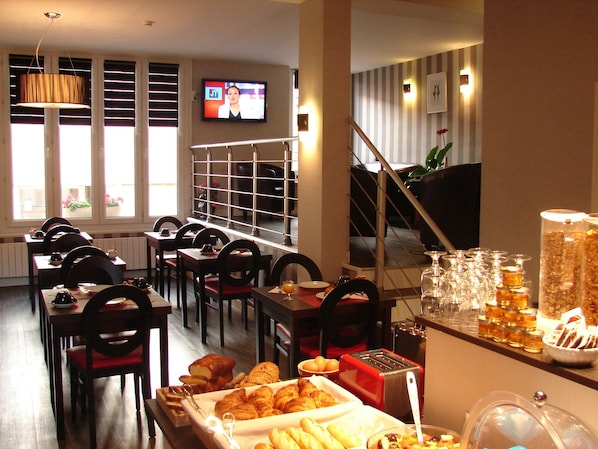 Daily buffet breakfast (EUR 12.00 per person)