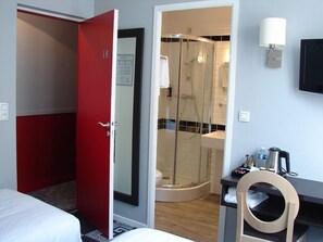 Chambre avec lits jumeaux | Salle de bain | Douche à « effet pluie », sèche-cheveux, serviettes fournies, savon